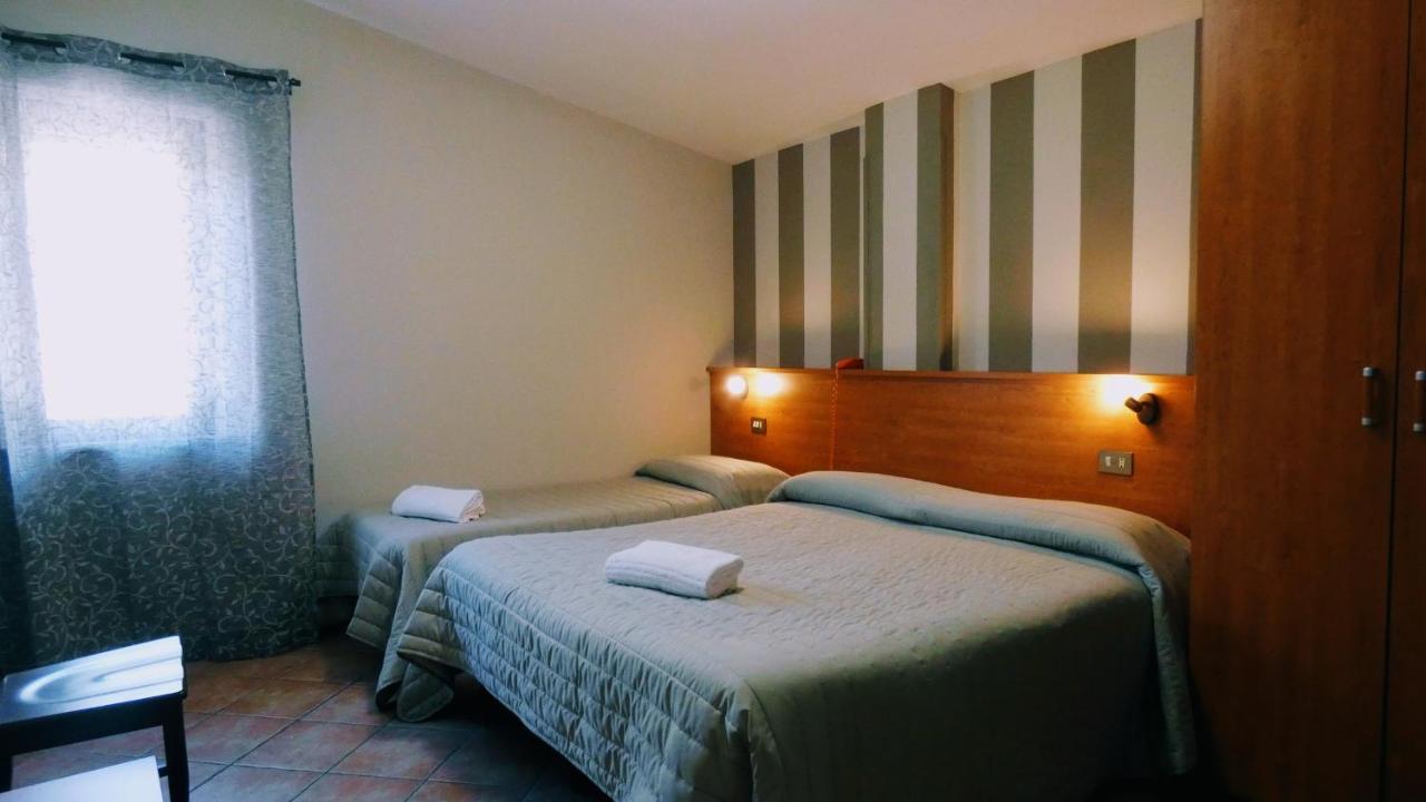 Hotel Piscina La Suite Prossedi Εξωτερικό φωτογραφία