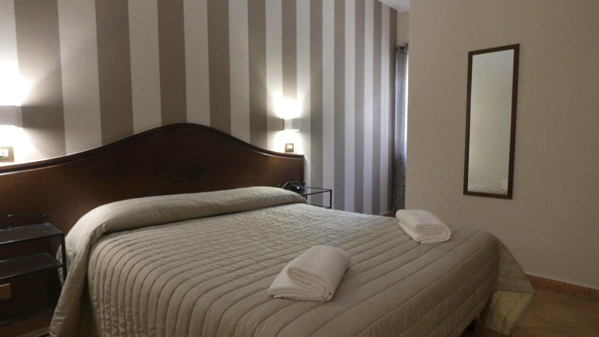 Hotel Piscina La Suite Prossedi Εξωτερικό φωτογραφία