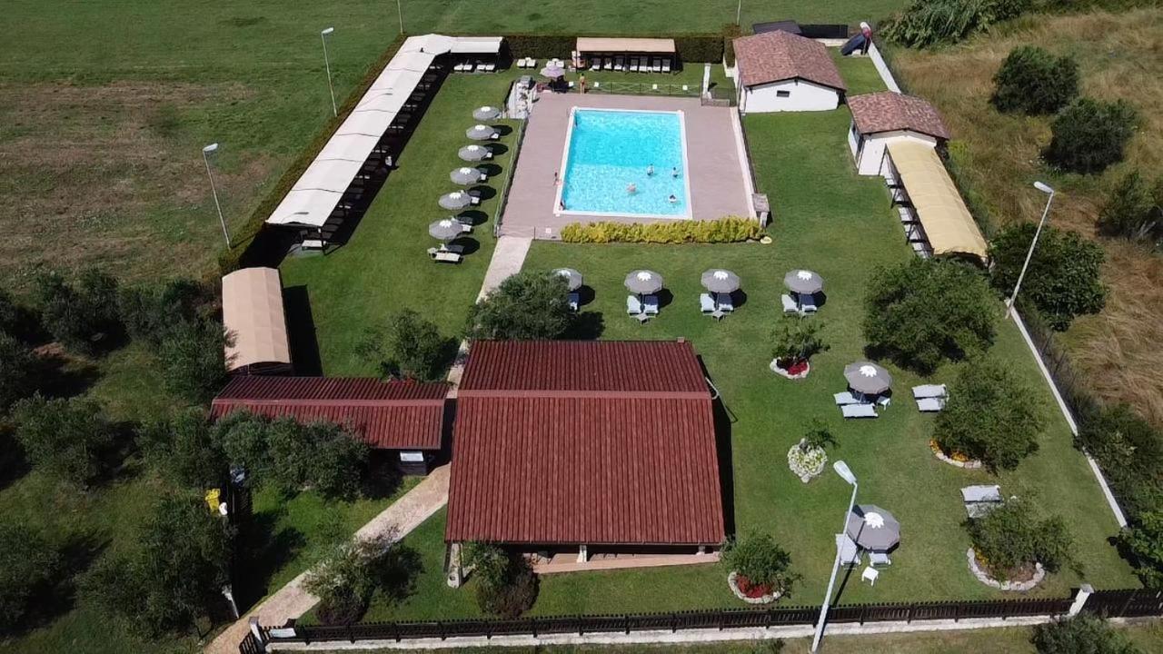 Hotel Piscina La Suite Prossedi Εξωτερικό φωτογραφία
